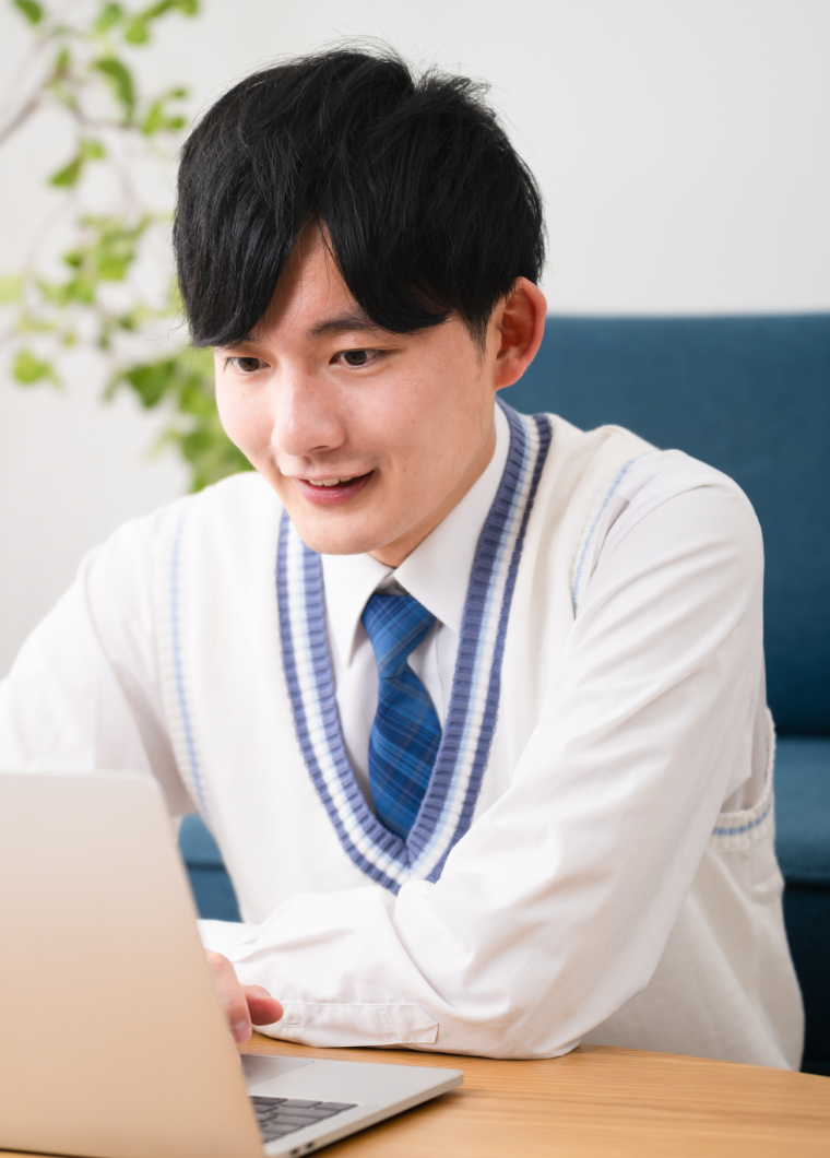 영어 시험 대책을 하는 남자 고등학생의 이미지