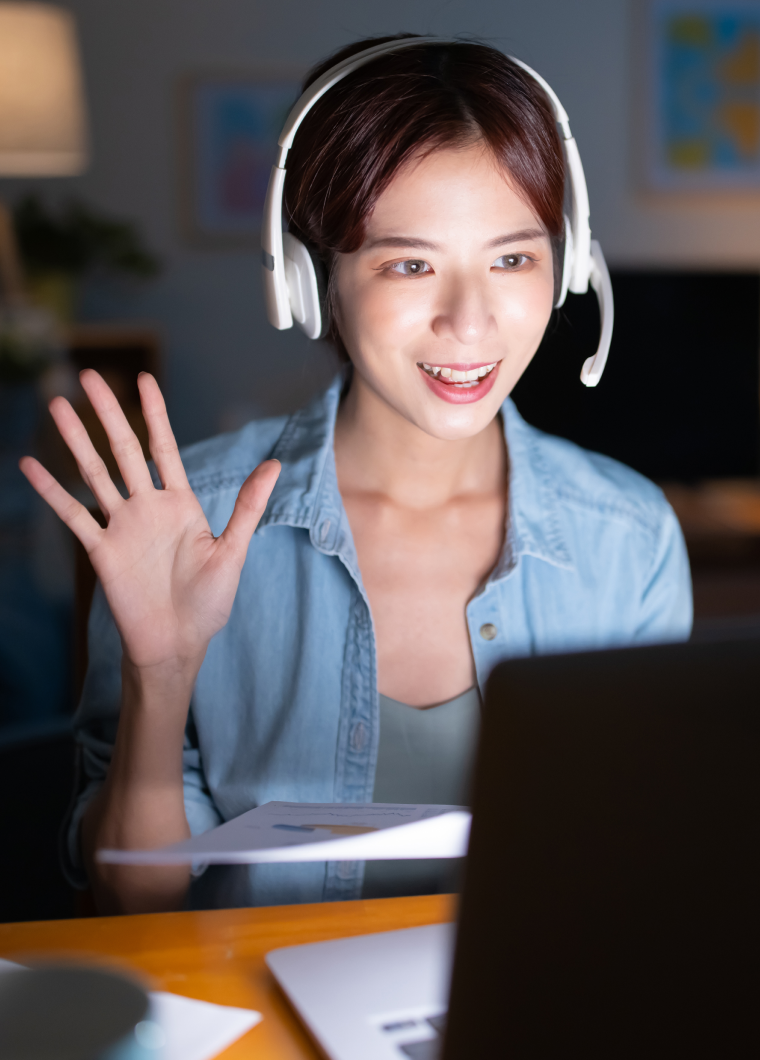 근무 후 영어 대화 수업을 받는 여성의 이미지