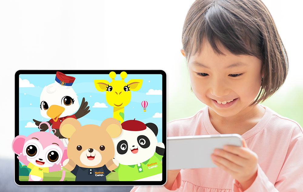 スマートフォンを見ながら笑顔を見せる女の子と、画面に表示されたnativecampsの動物キャラクターたち