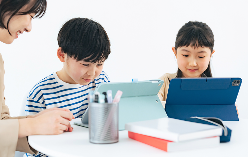 タブレットに向かって元気に手を振る男の子