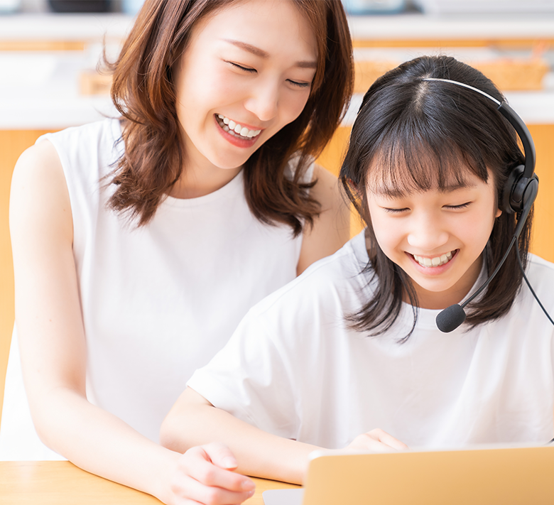 笑顔でノートパソコンに向かう男の子