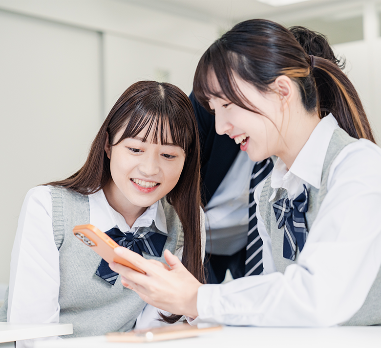 スマートフォンを操作して楽しそうに微笑む高齢の女性
