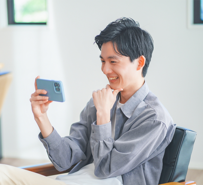 イヤホンをつけてノートパソコンでオンライン学習をしている若い女性
