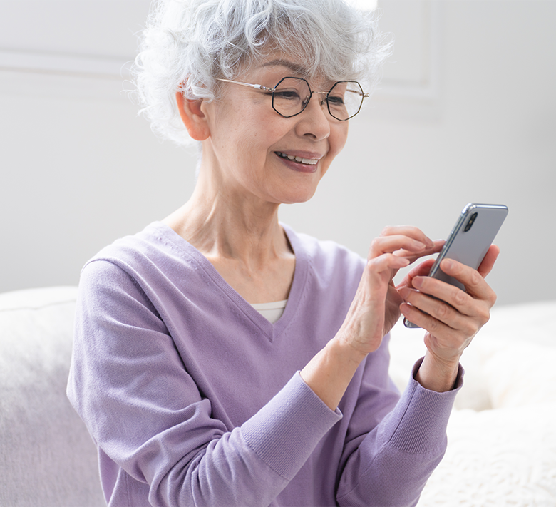 スマートフォンを見ながら笑顔で会話を楽しむ若い男性