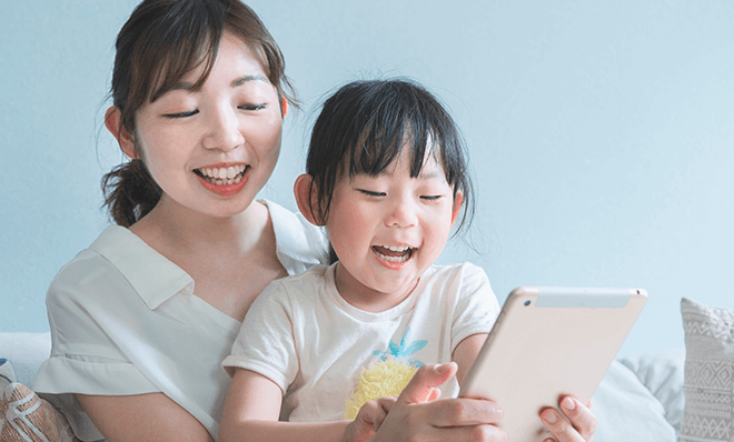 歌やゲームを交えて楽しく学ぶ3歳から6歳向けの幼児向けレッスンの様子