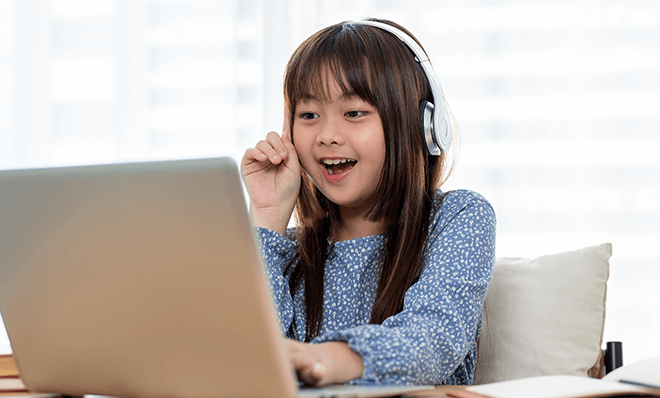 アクティビティを通じて英語が好きになる小学生向けオンライン英会話レッスンの様子