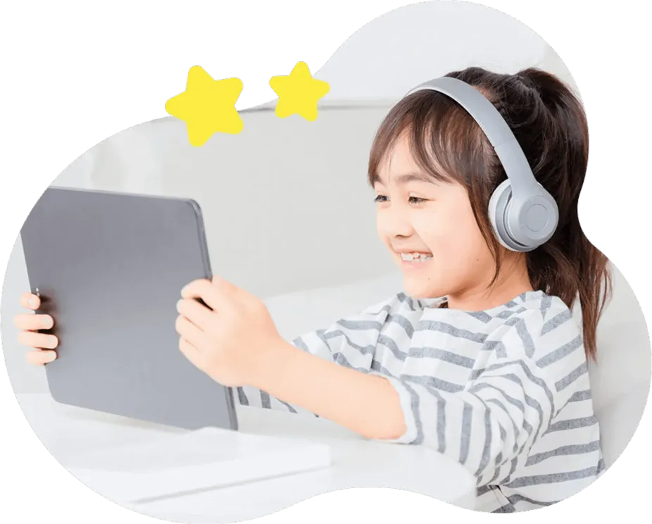 楽しそうにオンライン英会話レッスンを受ける笑顔の女の子