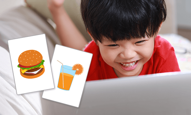 英語教材を使って学習する子供の写真