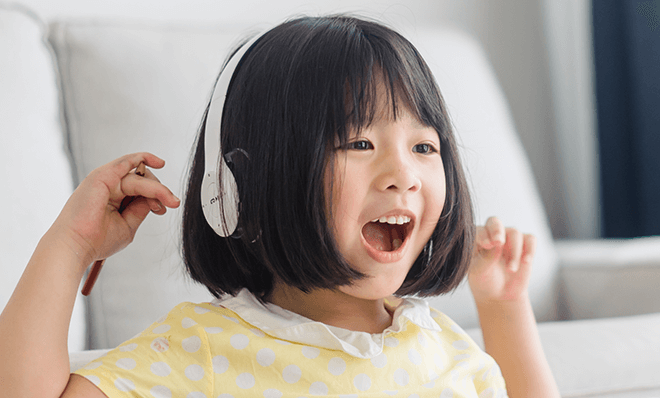 発音練習をする女の子の写真