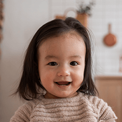 幼児がオンライン英会話を楽しむ体験談と笑顔の女の子の写真