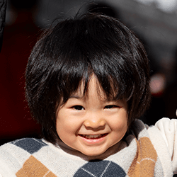 幼児がオンライン英会話を楽しむ体験談と笑顔の女の子の写真