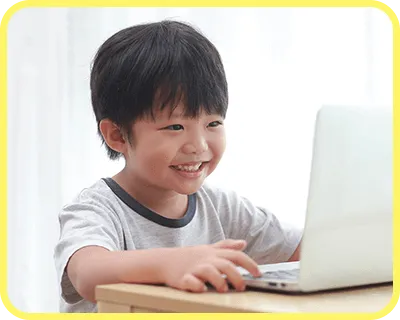 オンライン英会話でキャラクター先生と楽しく会話する子供たちの様子01
