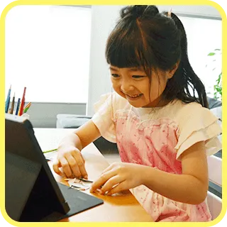 オンライン英会話でキャラクター先生と楽しく会話する子供たちの様子02