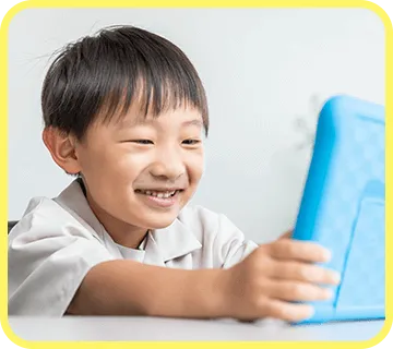 オンライン英会話でキャラクター先生と楽しく会話する子供たちの様子03
