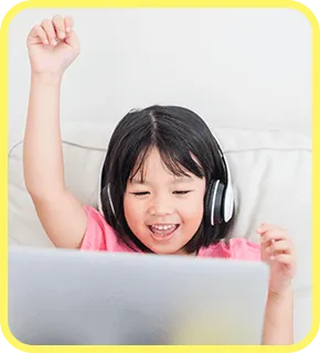 オンライン英会話でキャラクター先生と楽しく会話する子供たちの様子04