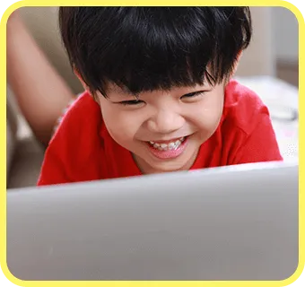 オンライン英会話でキャラクター先生と楽しく会話する子供たちの様子05