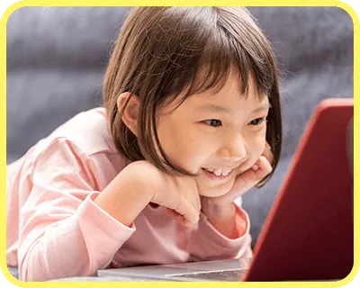 オンライン英会話でキャラクター先生と楽しく会話する子供たちの様子06