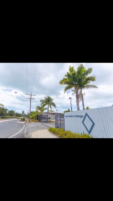 ヤシの木と道路沿いのSun Pacific College建物外観、屋外