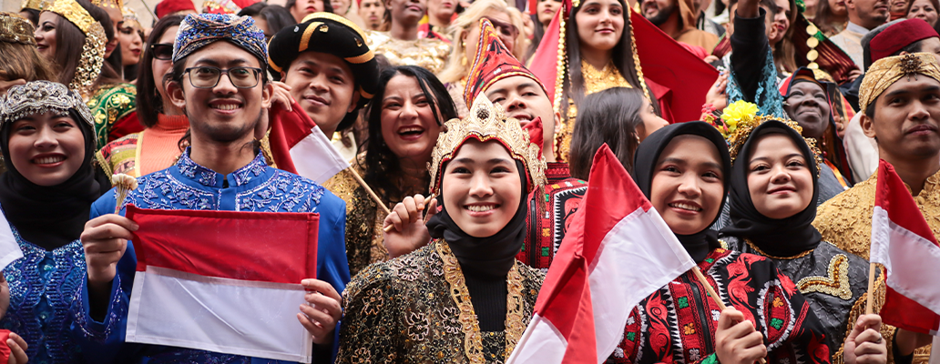「多国籍の学生たちがインドネシアの文化を楽しむ様子」