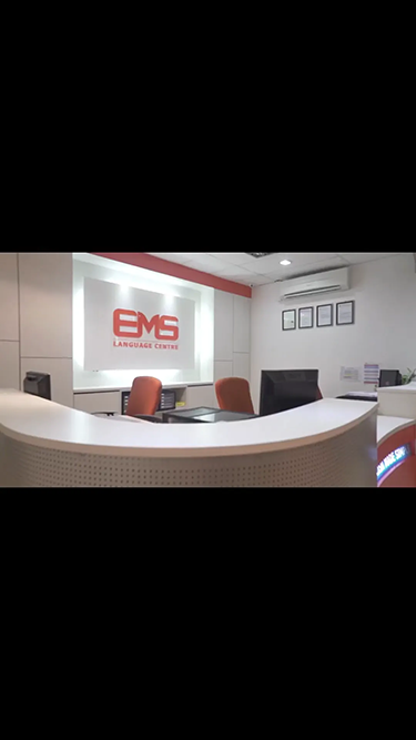 EMS Language Centreの受付カウンター
