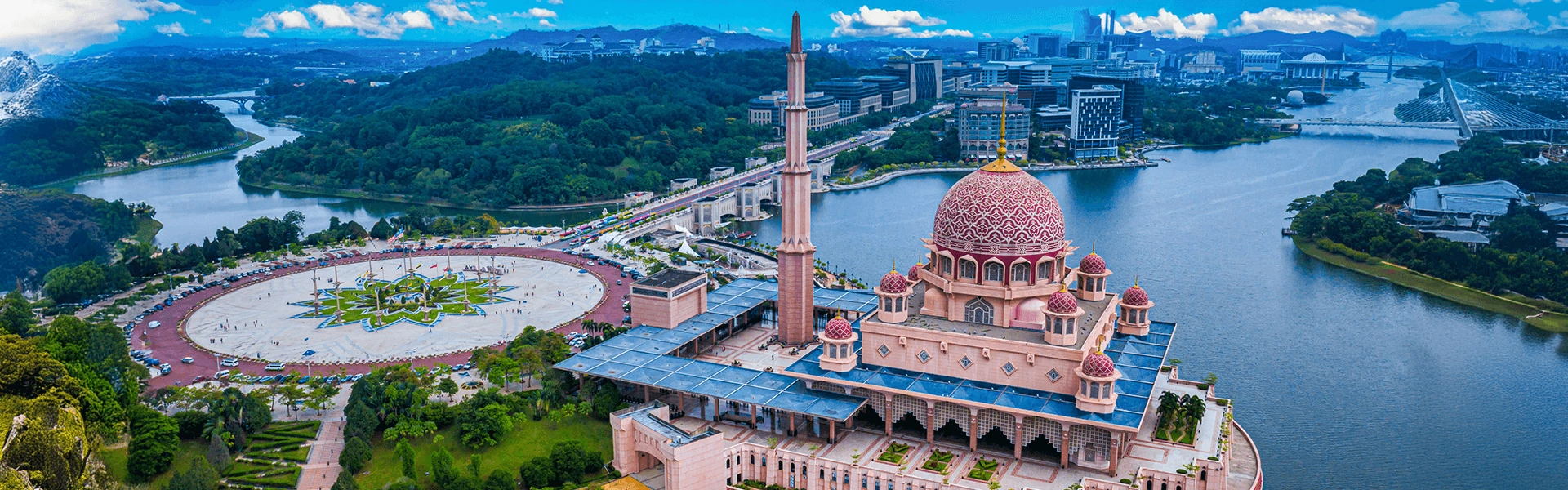 美しい建築と自然が広がるマレーシアの風景 | マレーシア ピンクモスクと行政都市プトラジャヤの風景