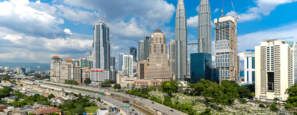 マレーシア留学のメリット | 都市と自然が共存するマレーシアのクアラルンプールの高層ビル街の風景