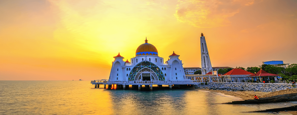 マレーシア留学費用のシミュレーション | マレーシアの自然と文化を感じられる海上モスクの風景