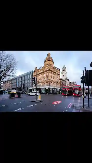 赤い二階建てバスと歴史的建物がある屋外のロンドン街並み