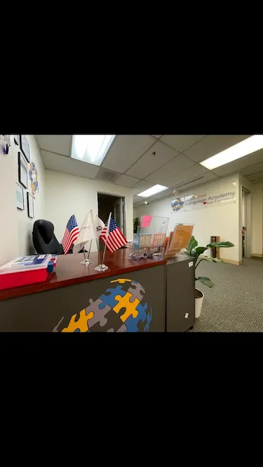 アメリカ国旗が置かれたデスクがある屋内オフィス空間