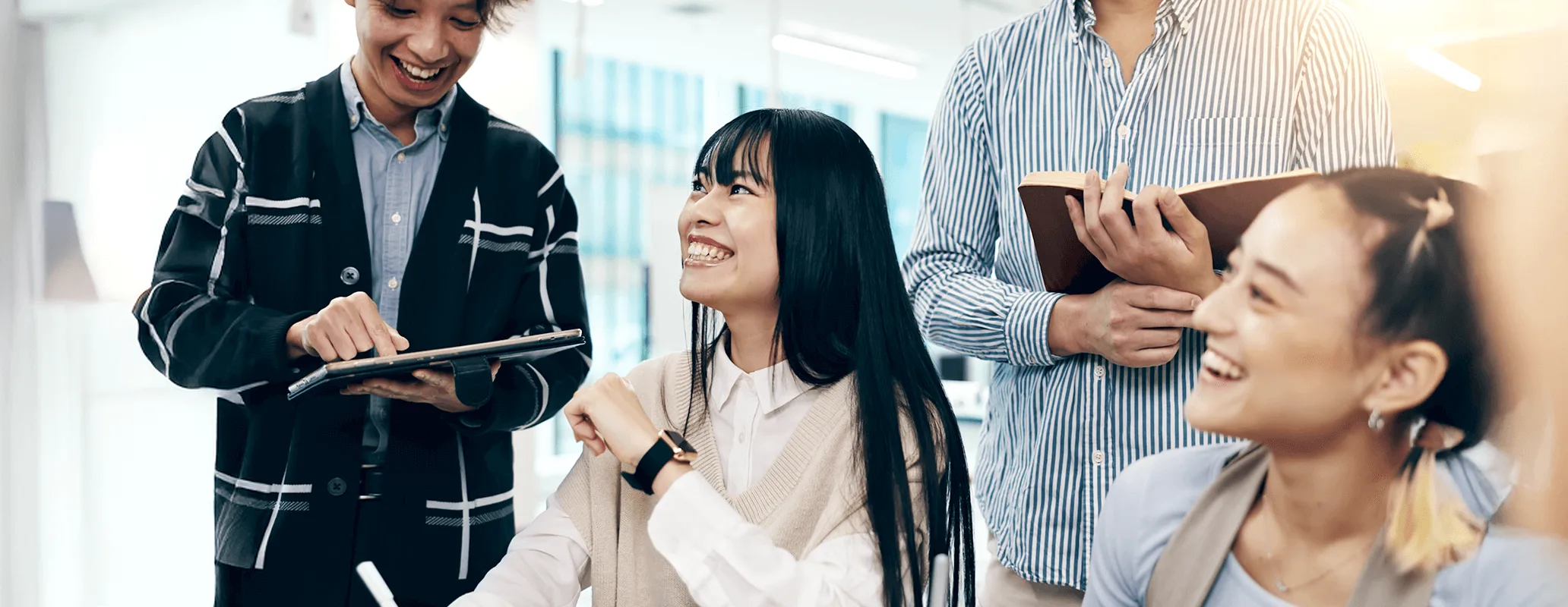 IELTS対策クラスで講師や仲間と学習する学生の様子
