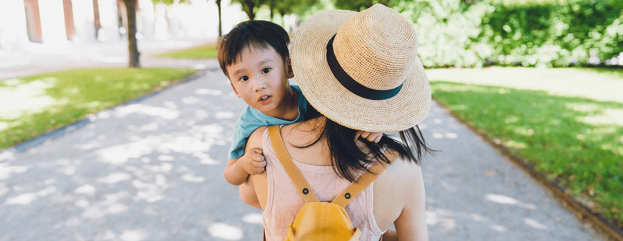 異文化体験を親子で楽しむ海外の街中での様子