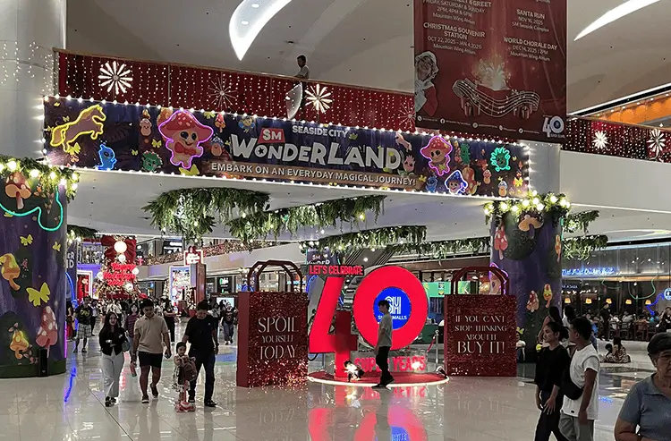 「WONDERLAND」と飾られたクリスマスイベント会場の夜景