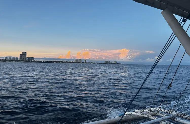 夕暮れのピンク色に染まる空とセブの海