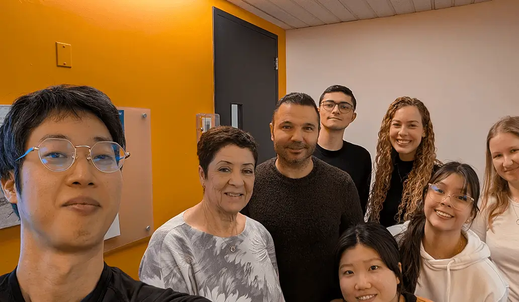 EC Montrealの教師・クラスメートと笑顔で撮ったセルフィー