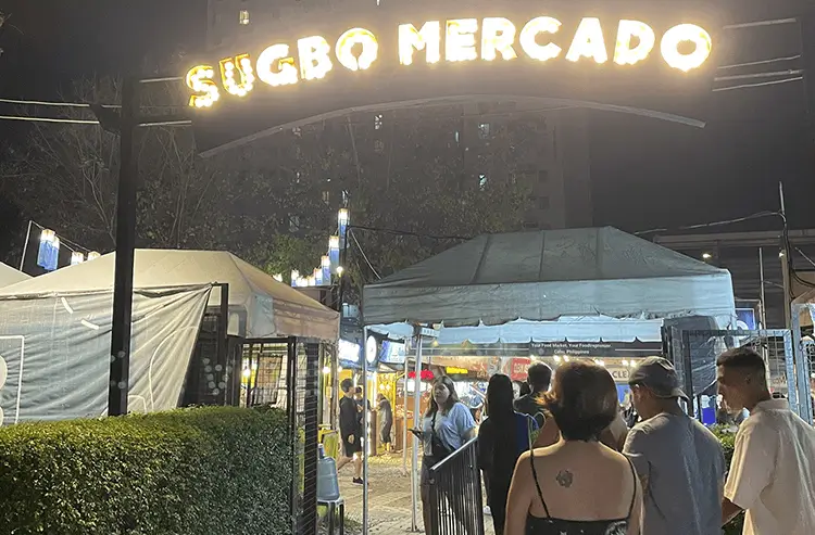夜のSUGBO MERCADOの看板と賑わうナイトマーケット
