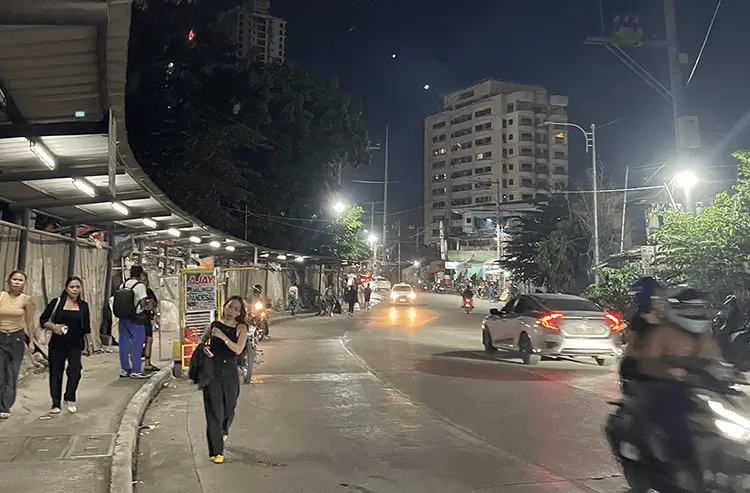 セブの夜の繁華街を歩く人々