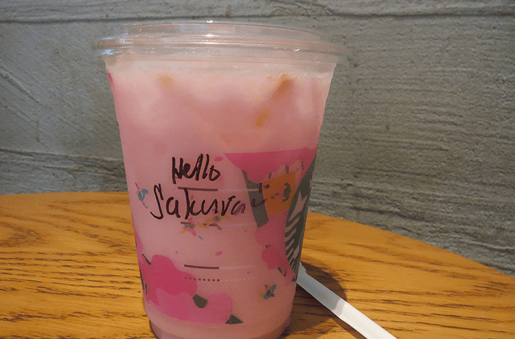 海を背景に「Hello Sakura」と書かれたピンクのドリンク