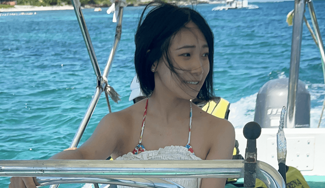 セブの海上ボートで笑顔を見せる女性