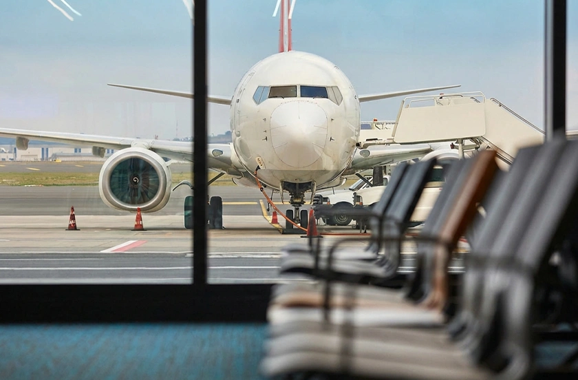 空港の搭乗ゲート前に駐機する旅客機